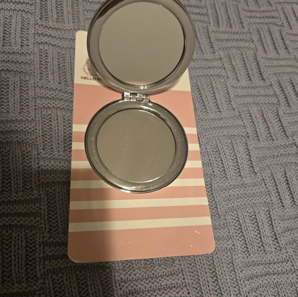 Hello Kitty Mirroe Compact - Picture 5 of 5